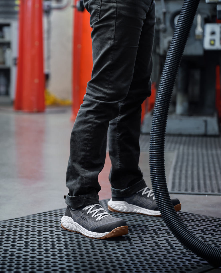 Men's Arvada Shift Work Sneaker (Carbon Toe) Martini Olive/Black / Keen / Martini Olive/Black